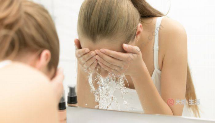 敷完面膜用洗面奶还是清水 敷完面膜可以用洗面奶吗(图3) 敷完面膜用洗面奶还是清水