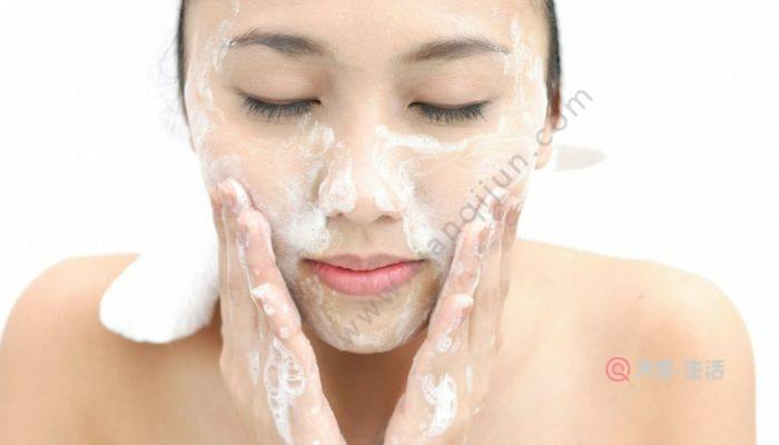 敷完面膜用洗面奶还是清水 敷完面膜可以用洗面奶吗(图4) 敷完面膜用洗面奶还是清水